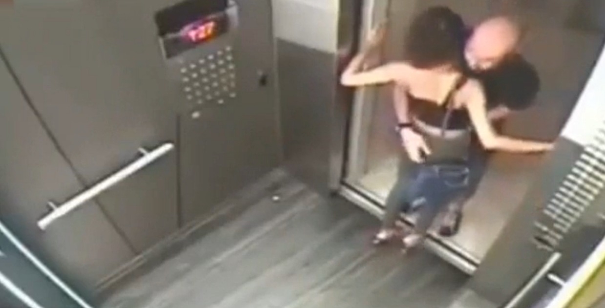 Японка застряла в лифте порно видео