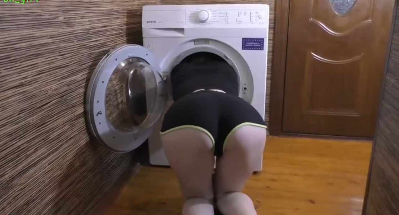 Девушка на стиральной машине